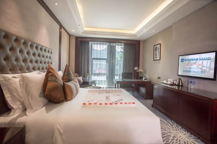 Guest room at the Wyndham Grand Plaza Royale Chenzhou in Chenzhou, Other than US/Canada