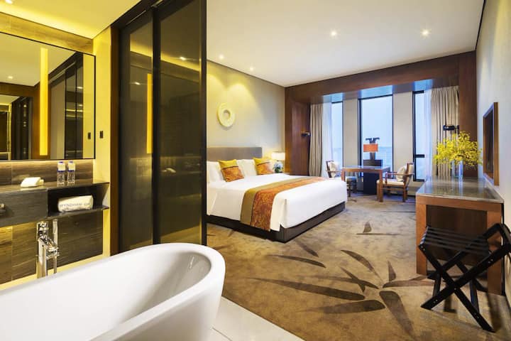 King bed guest room at the Wyndham Grand Plaza Royale Kaidi in Chuzhou, Other than US/Canada