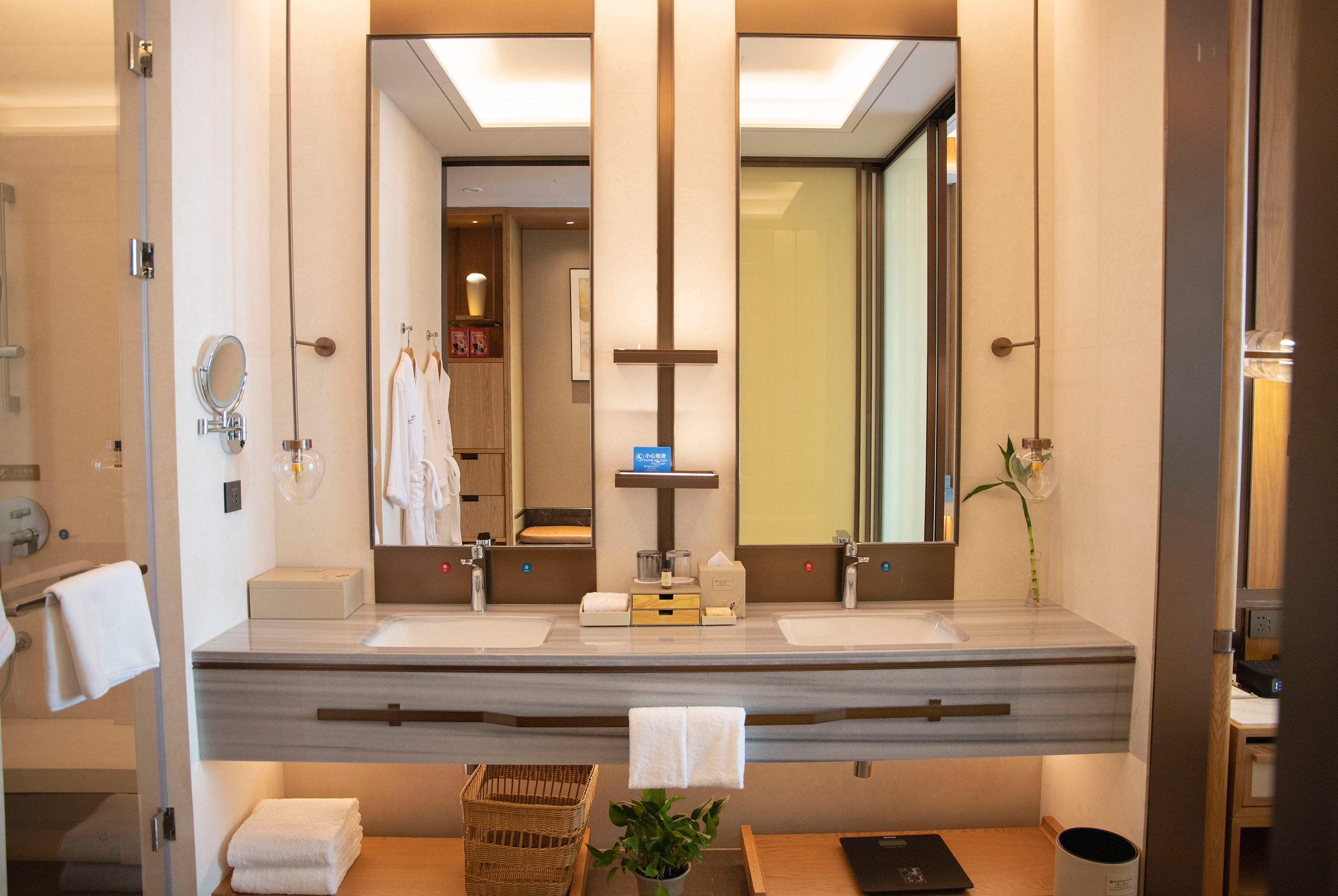 Guest room bath at the Wyndham Grand Plaza Royale Xiangai Mountain Fuzhou in Fuzhou, Other than US/Canada