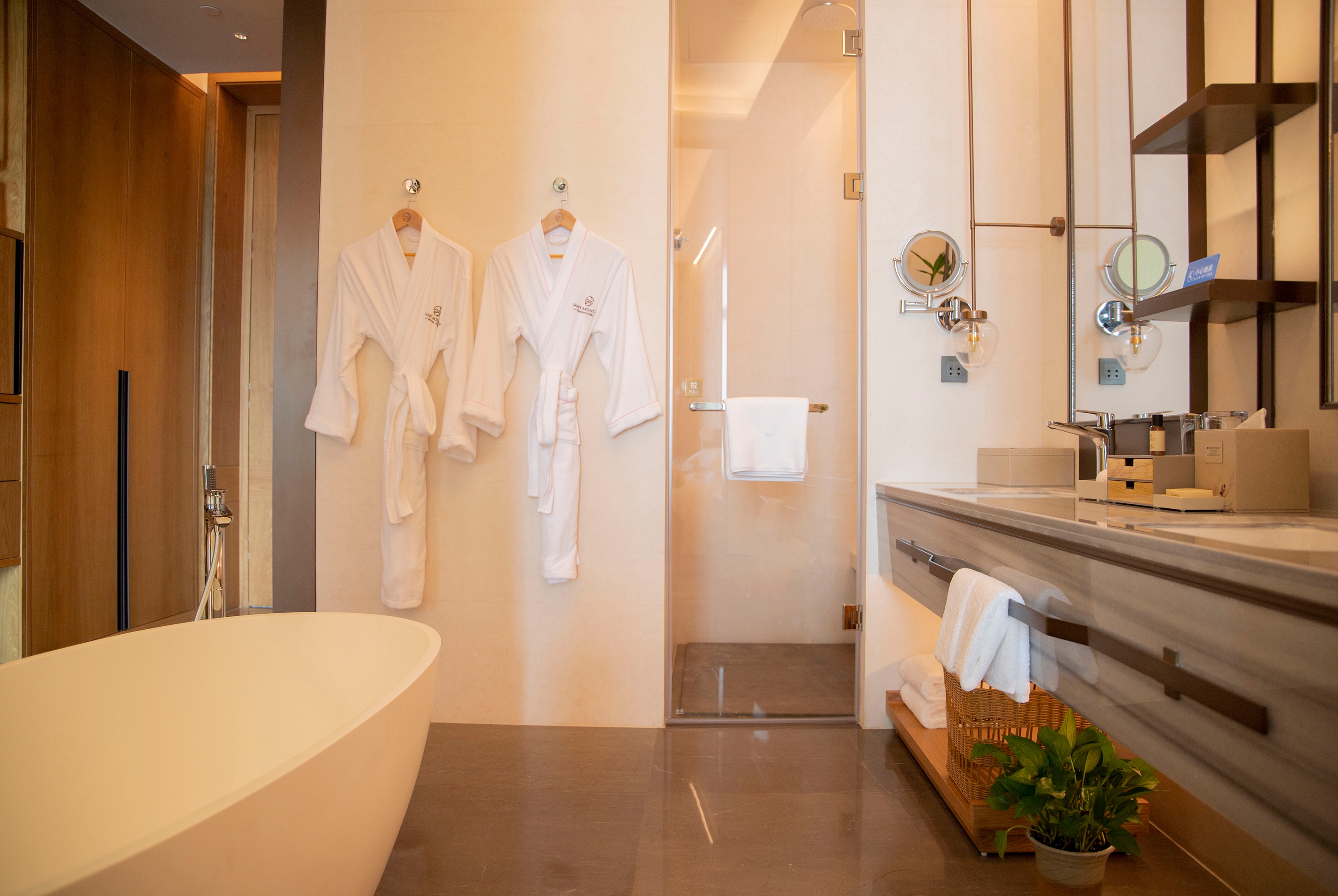 Guest room bath at the Wyndham Grand Plaza Royale Xiangai Mountain Fuzhou in Fuzhou, Other than US/Canada