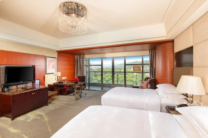 Guest room at the Wyndham Grand Plaza Royale Hangzhou in Hangzhou, Other than US/Canada