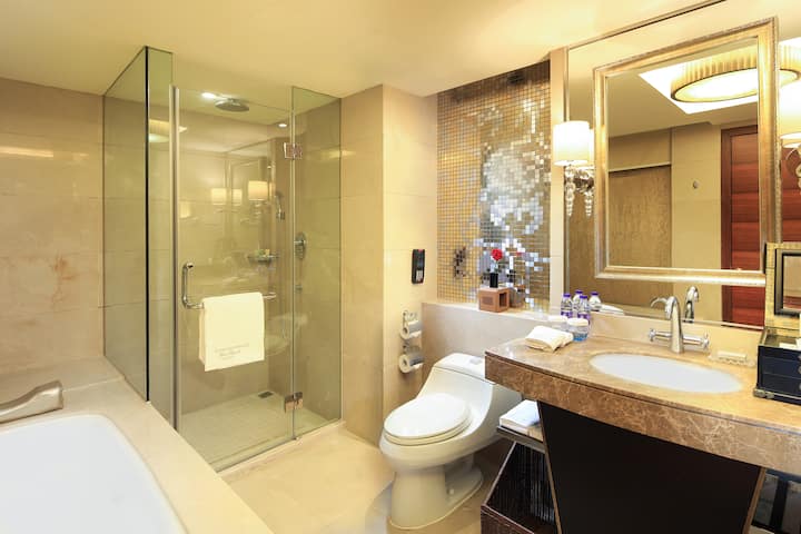 Guest room bath at the Wyndham Grand Plaza Royale Hangzhou in Hangzhou, Other than US/Canada