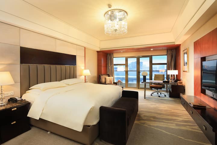 Guest room at the Wyndham Grand Plaza Royale Hangzhou in Hangzhou, Other than US/Canada