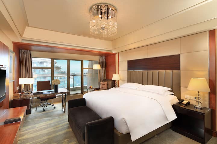Guest room at the Wyndham Grand Plaza Royale Hangzhou in Hangzhou, Other than US/Canada