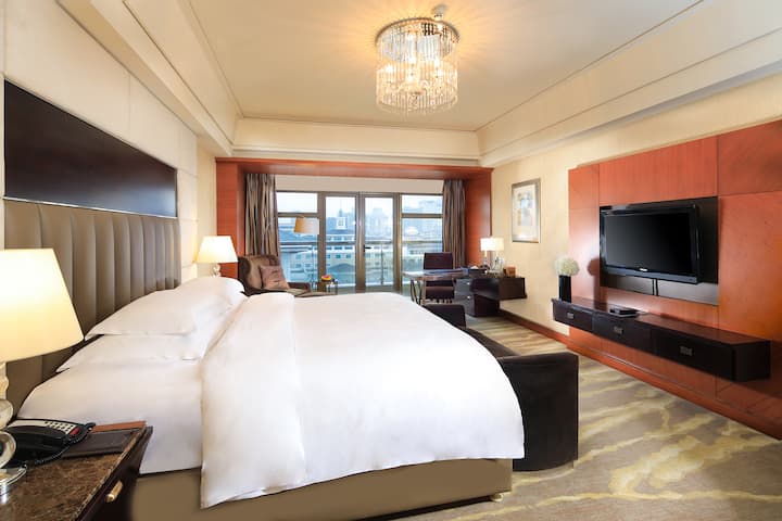 Guest room at the Wyndham Grand Plaza Royale Hangzhou in Hangzhou, Other than US/Canada
