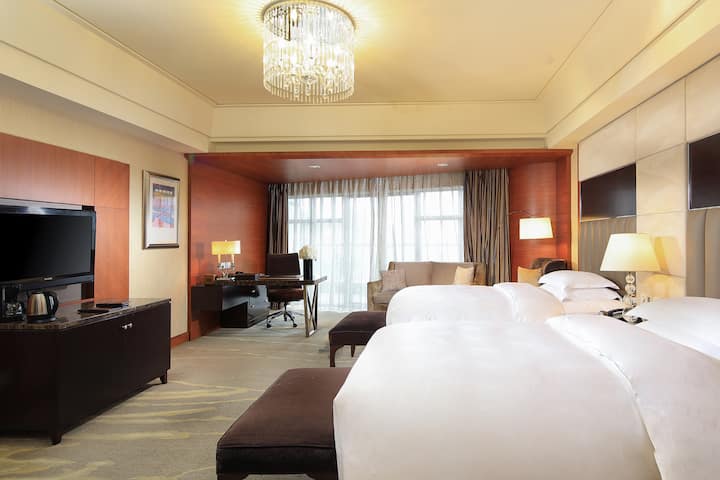 Guest room at the Wyndham Grand Plaza Royale Hangzhou in Hangzhou, Other than US/Canada