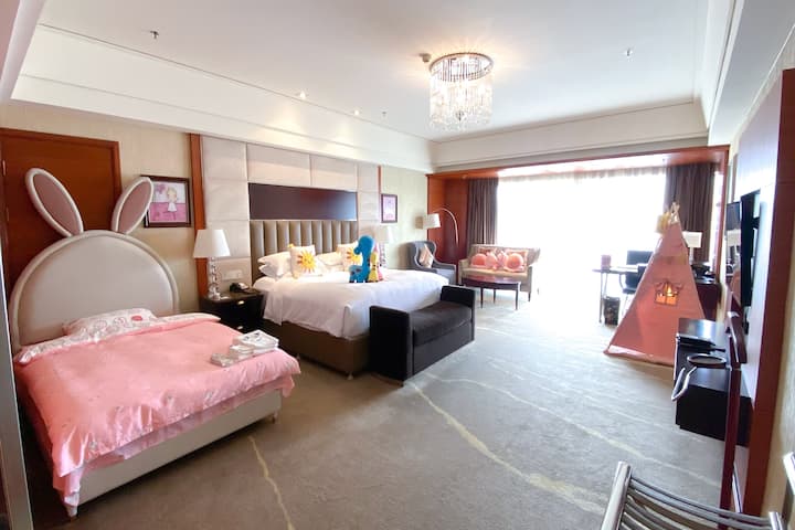 Guest room at the Wyndham Grand Plaza Royale Hangzhou in Hangzhou, Other than US/Canada