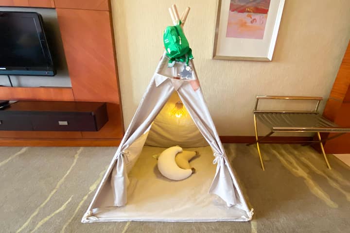 Guest room at the Wyndham Grand Plaza Royale Hangzhou in Hangzhou, Other than US/Canada