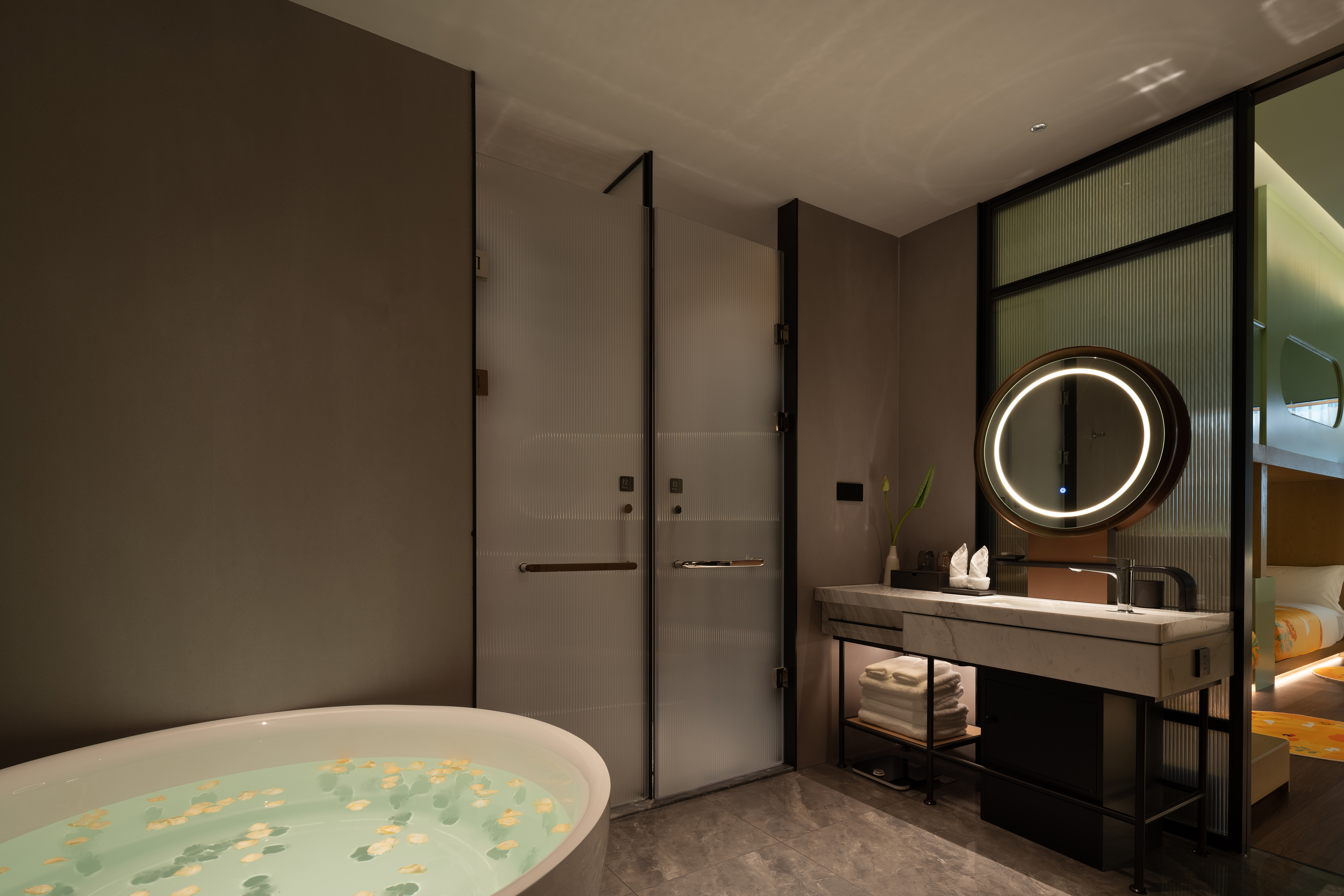 Guest room bath at the Wyndham Grand Plaza Royale Legend Nanyue in Hengyang, Other than US/Canada