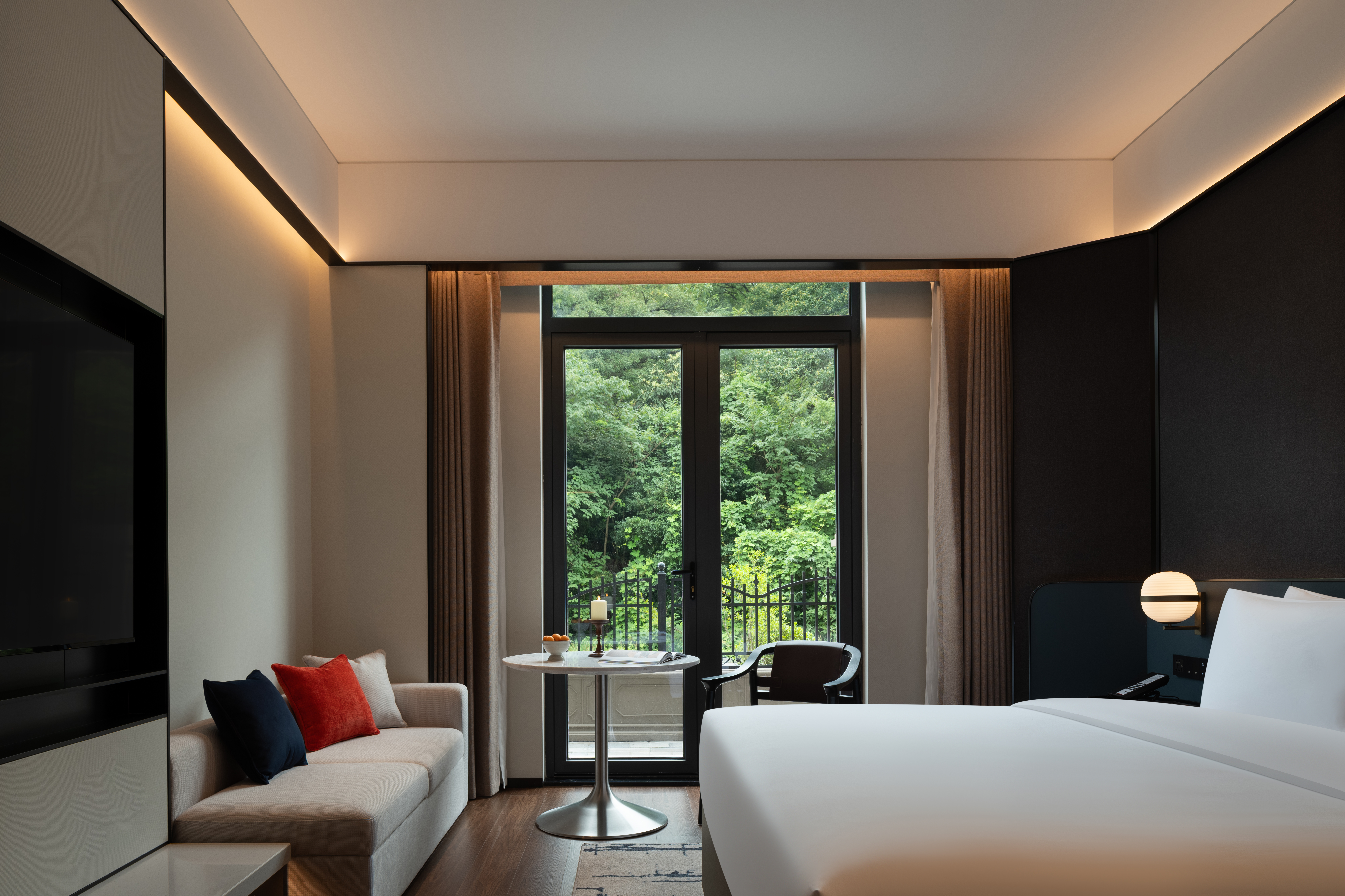 Guest room at the Wyndham Grand Plaza Royale Legend Nanyue in Hengyang, Other than US/Canada