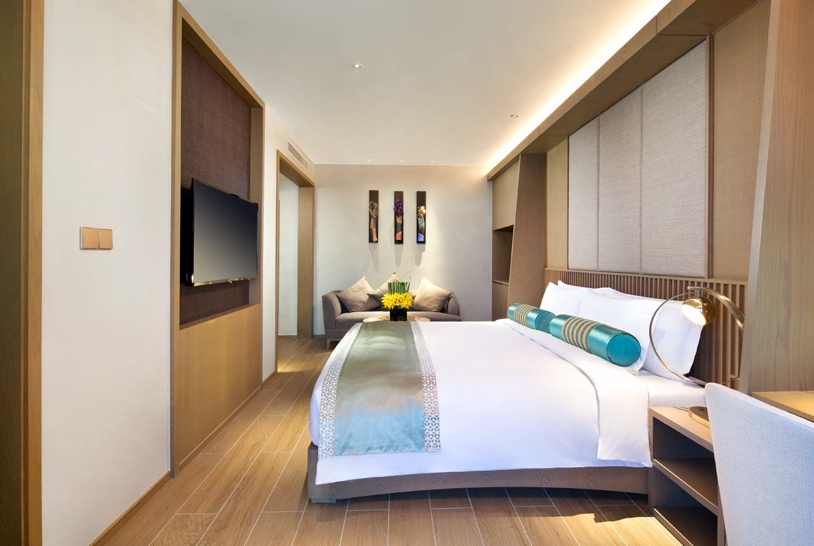 Guest room at the Wyndham Grand Plaza Royale Shuangyue Bay in Huizhou, Other than US/Canada