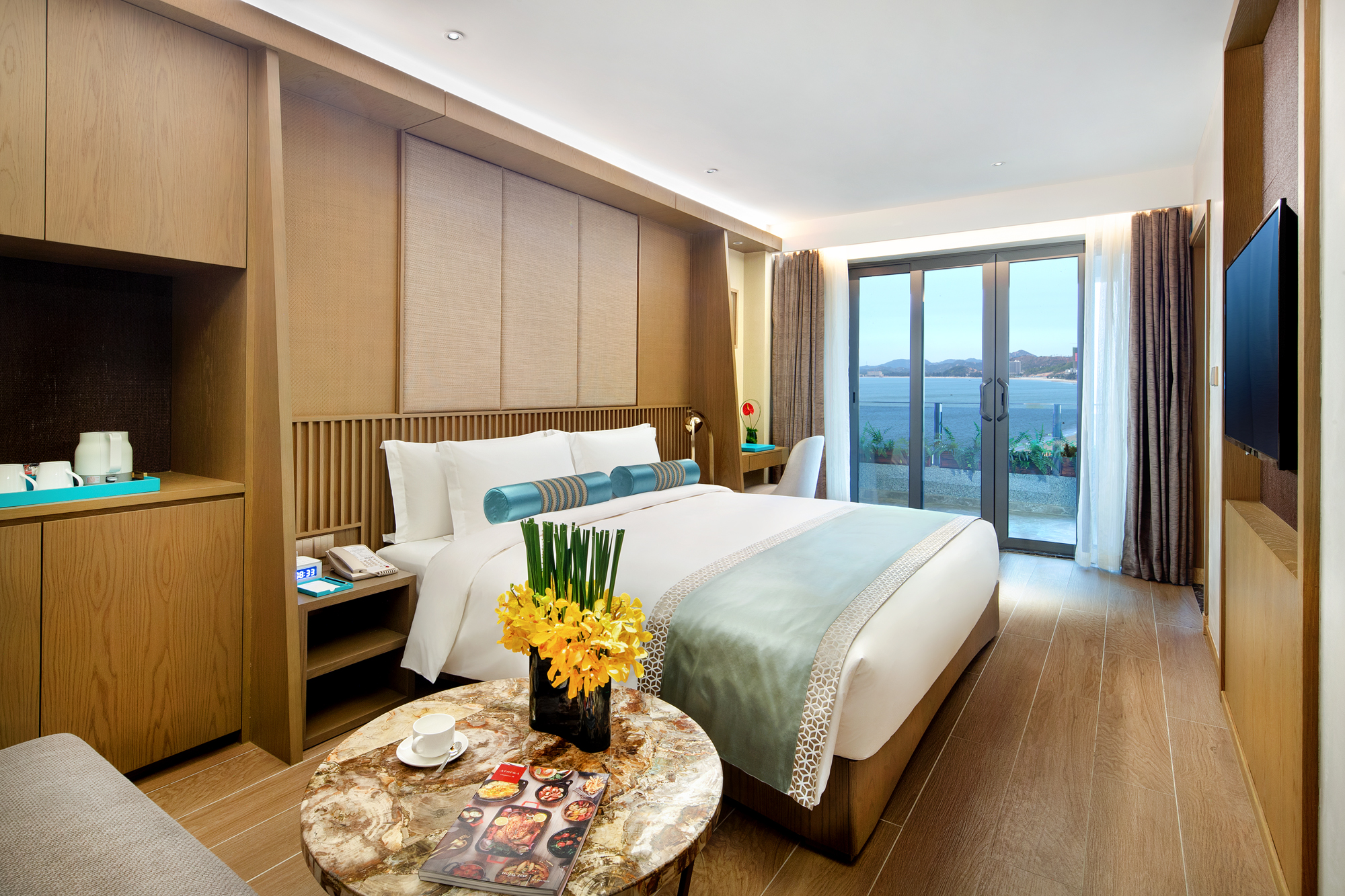 Guest room at the Wyndham Grand Plaza Royale Shuangyue Bay in Huizhou, Other than US/Canada