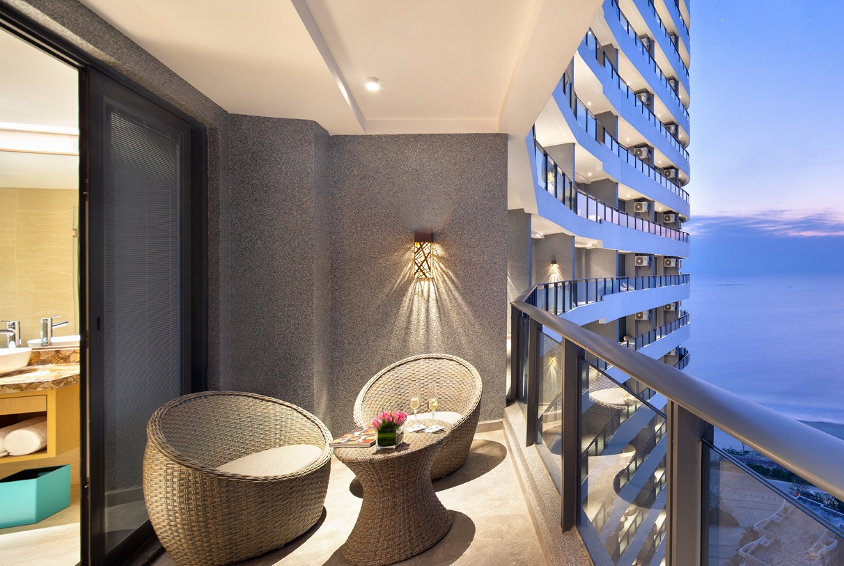 Guest room at the Wyndham Grand Plaza Royale Shuangyue Bay in Huizhou, Other than US/Canada