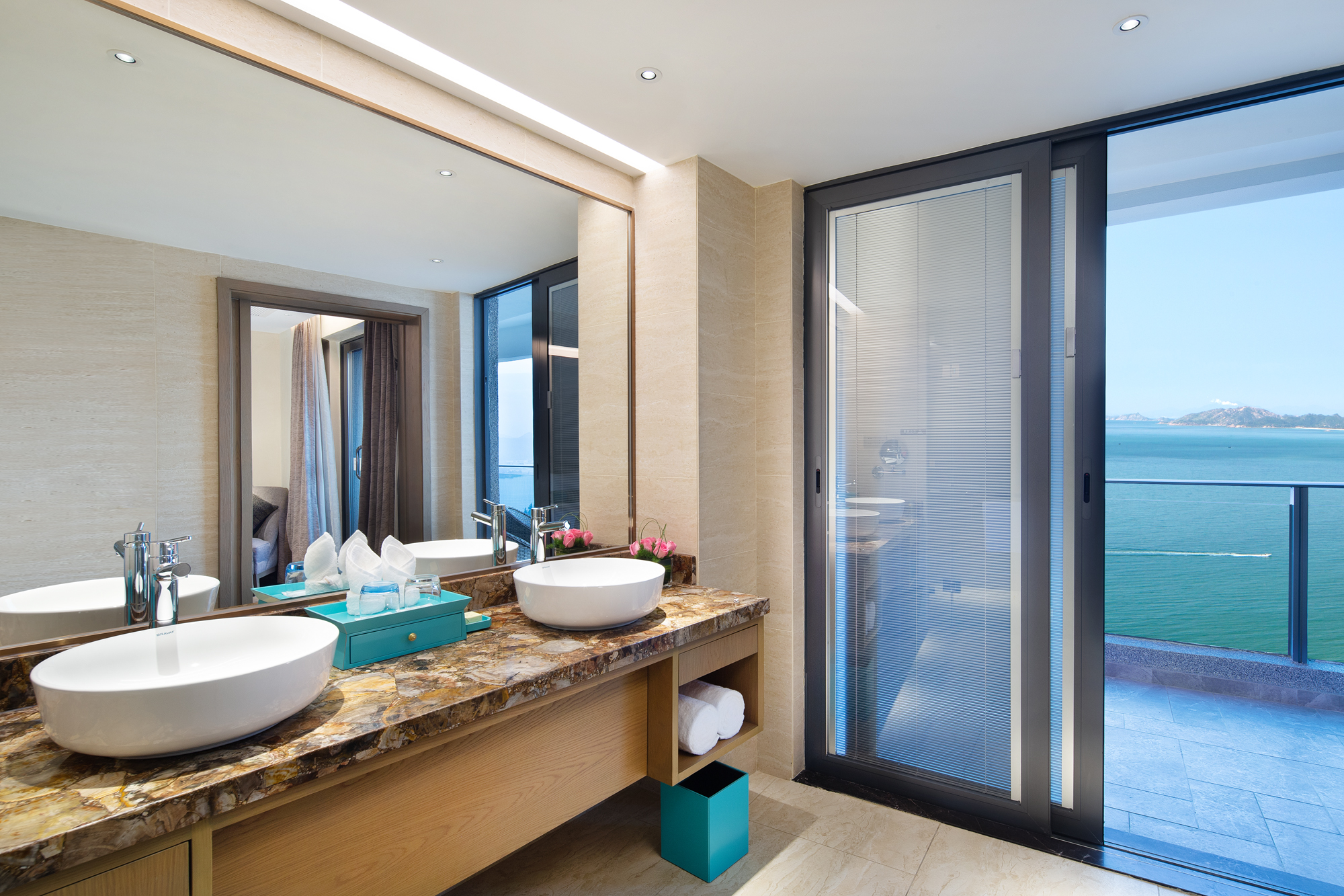 Guest room bath at the Wyndham Grand Plaza Royale Shuangyue Bay in Huizhou, Other than US/Canada