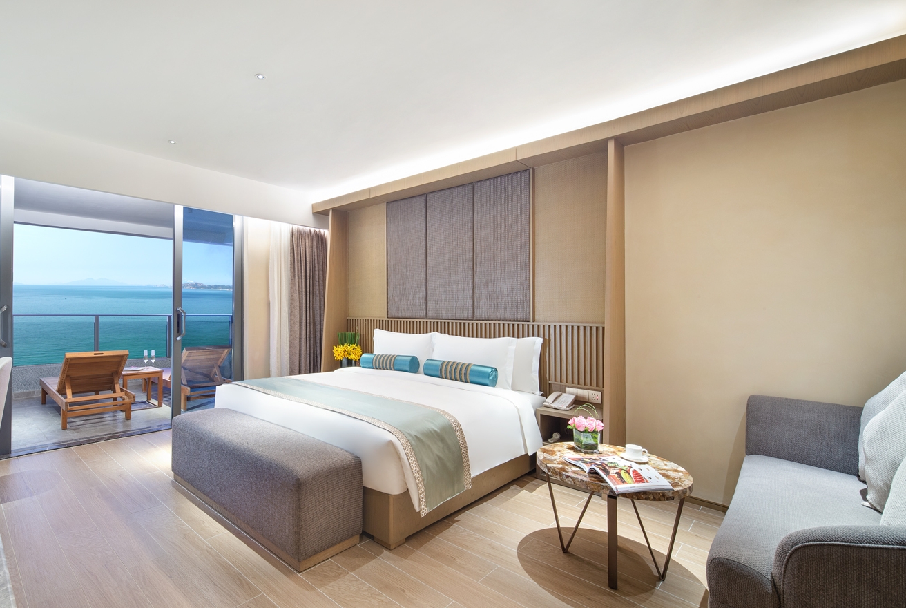 Guest room at the Wyndham Grand Plaza Royale Shuangyue Bay in Huizhou, Other than US/Canada