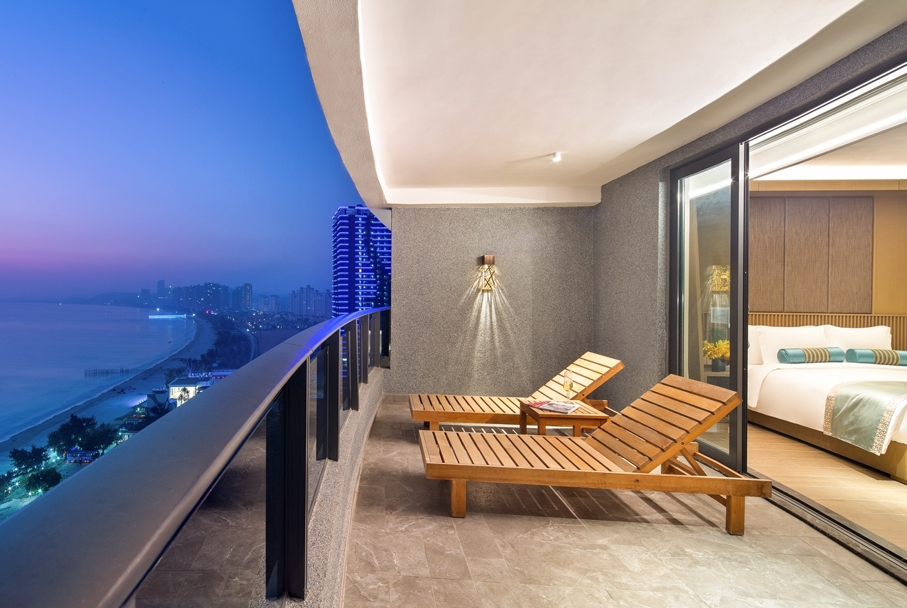 Guest room at the Wyndham Grand Plaza Royale Shuangyue Bay in Huizhou, Other than US/Canada
