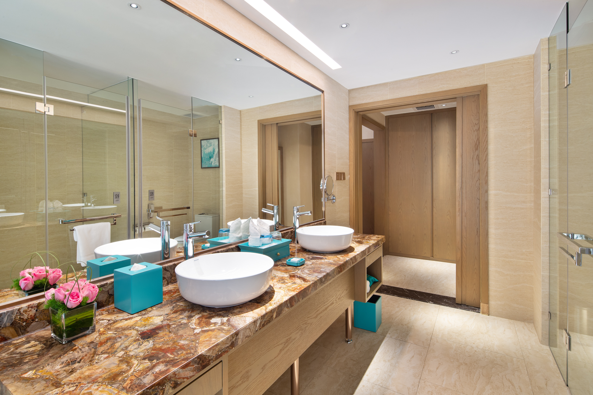 Guest room bath at the Wyndham Grand Plaza Royale Shuangyue Bay in Huizhou, Other than US/Canada