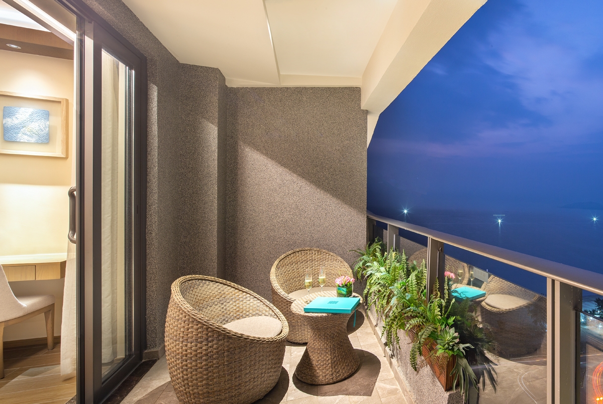 Guest room at the Wyndham Grand Plaza Royale Shuangyue Bay in Huizhou, Other than US/Canada