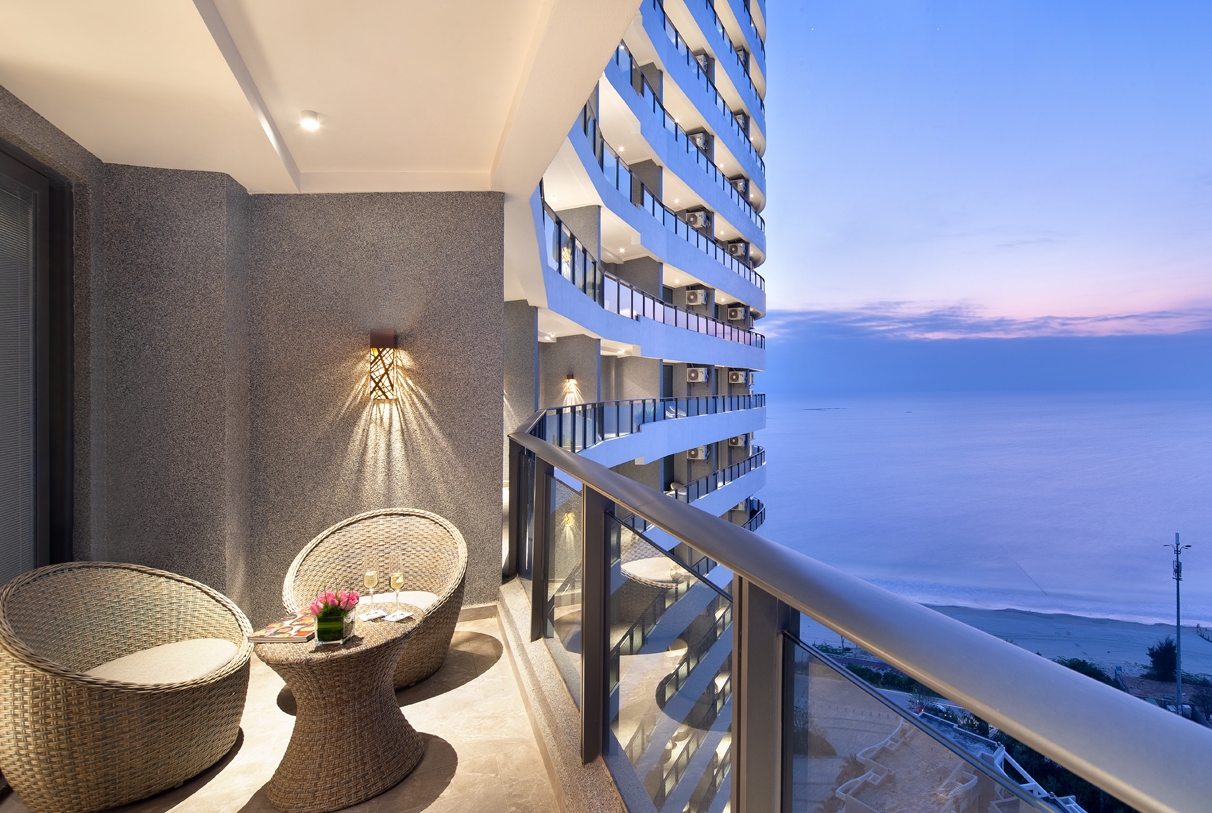 Guest room at the Wyndham Grand Plaza Royale Shuangyue Bay in Huizhou, Other than US/Canada