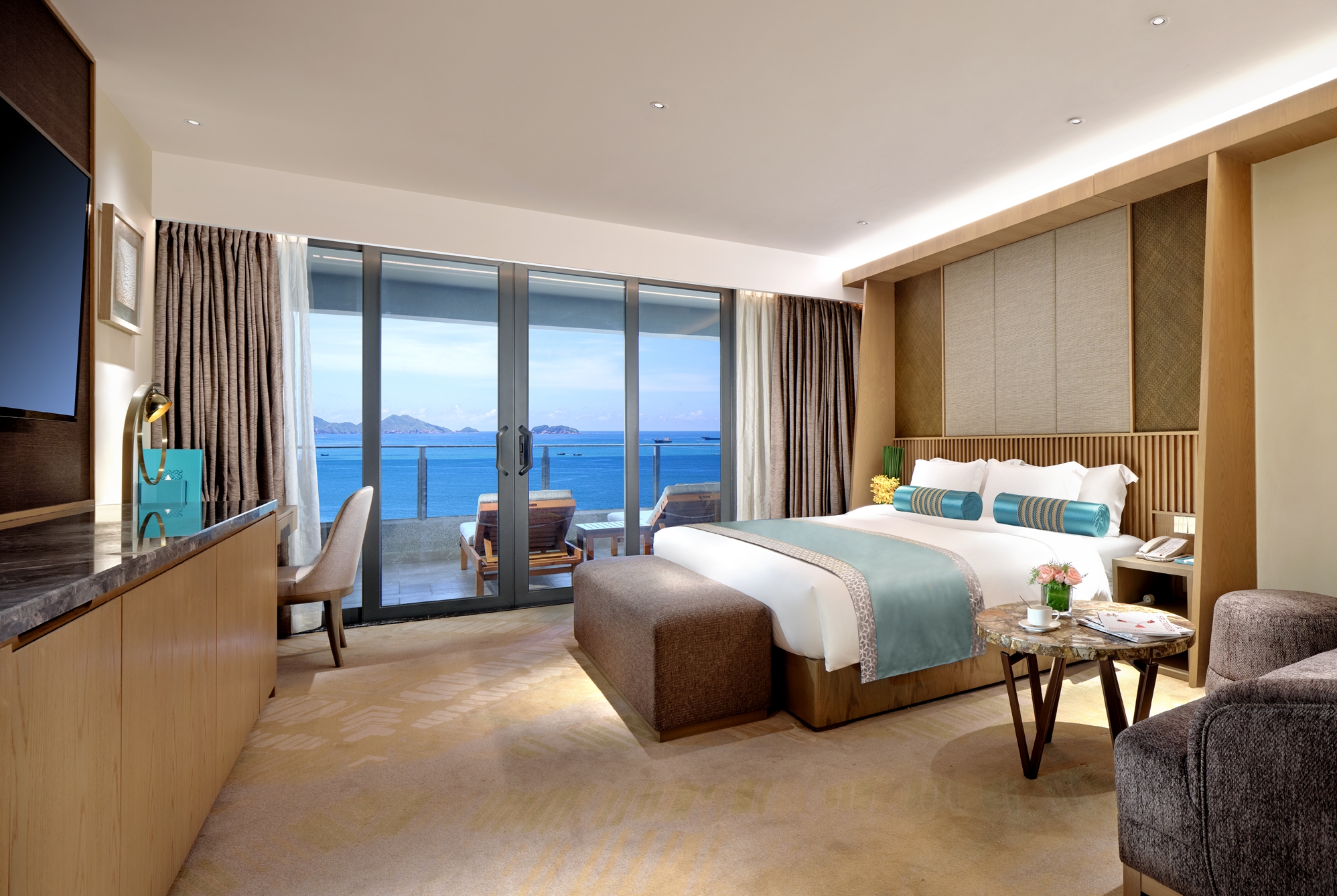 Guest room at the Wyndham Grand Plaza Royale Shuangyue Bay in Huizhou, Other than US/Canada