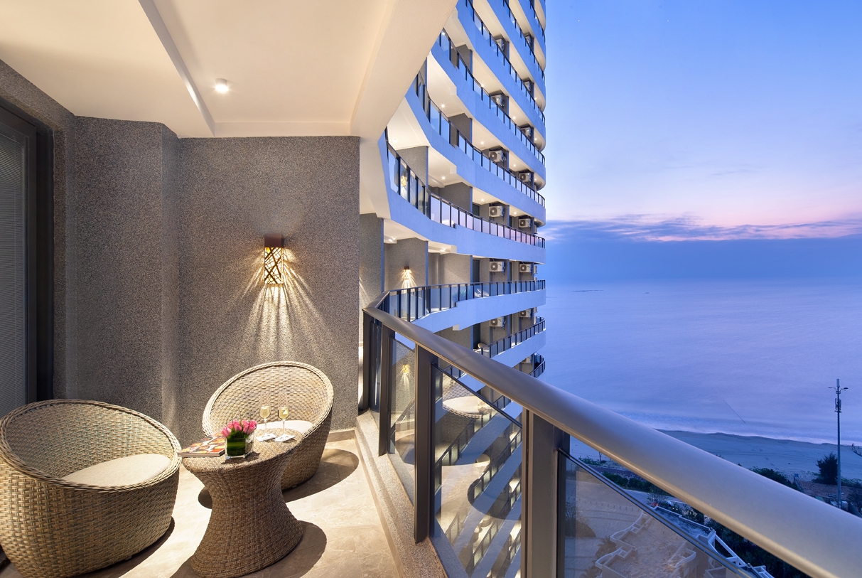 Guest room at the Wyndham Grand Plaza Royale Shuangyue Bay in Huizhou, Other than US/Canada