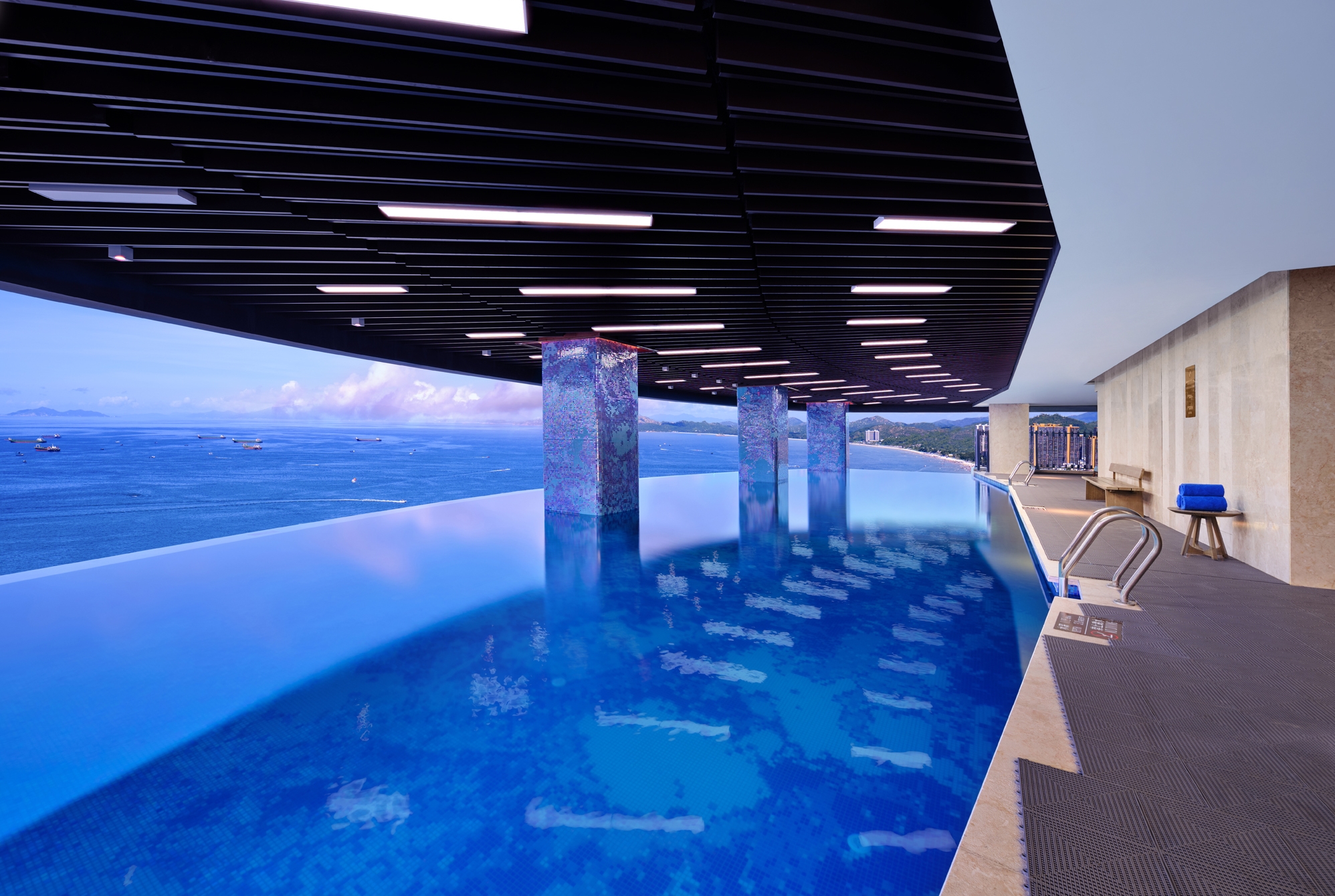 Infinity pool at the Wyndham Grand Plaza Royale Shuangyue Bay in Huizhou, Other than US/Canada