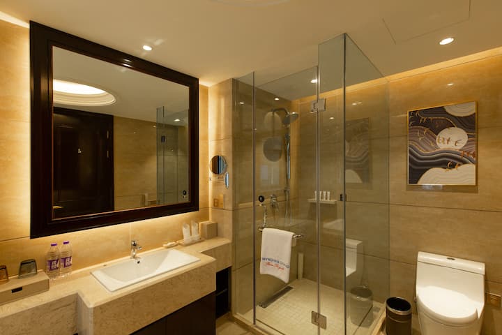 Guest room bath at the Wyndham Grand Plaza Royale Kaicheng Anji in Huzhou, Other than US/Canada