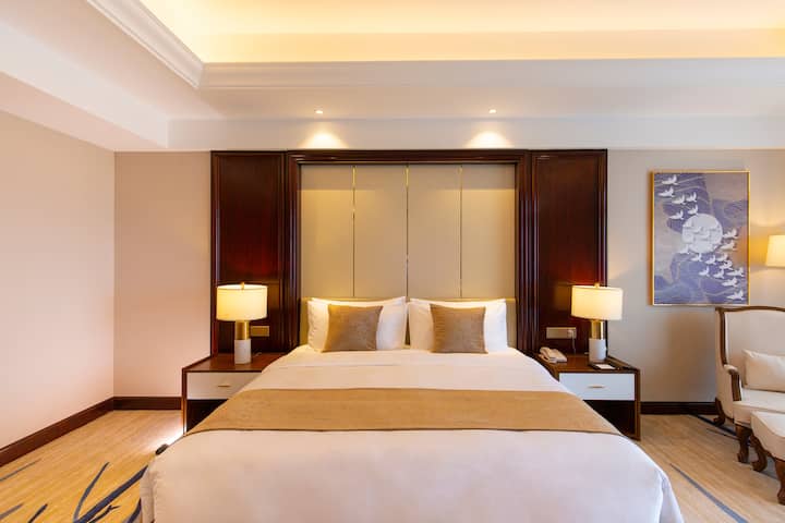 Guest room at the Wyndham Grand Plaza Royale Kaicheng Anji in Huzhou, Other than US/Canada