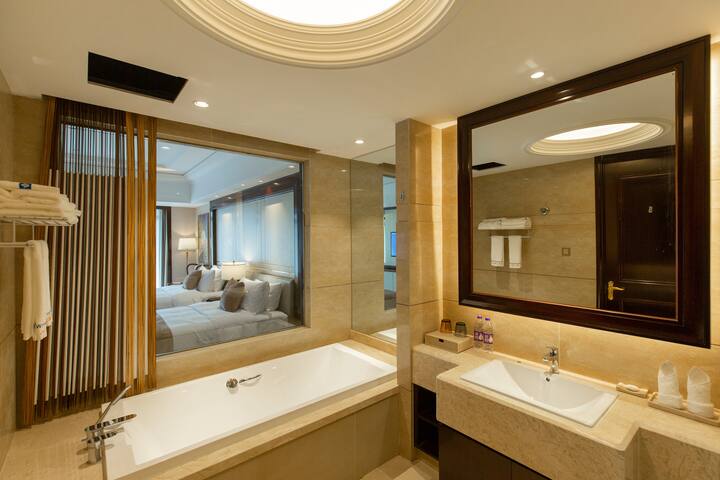Guest room at the Wyndham Grand Plaza Royale Kaicheng Anji in Huzhou, Other than US/Canada