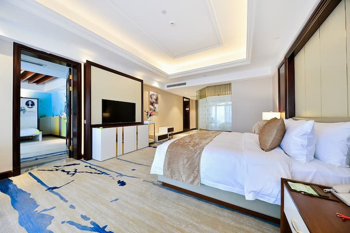 Guest room at the Wyndham Grand Plaza Royale Kaicheng Anji in Huzhou, Other than US/Canada