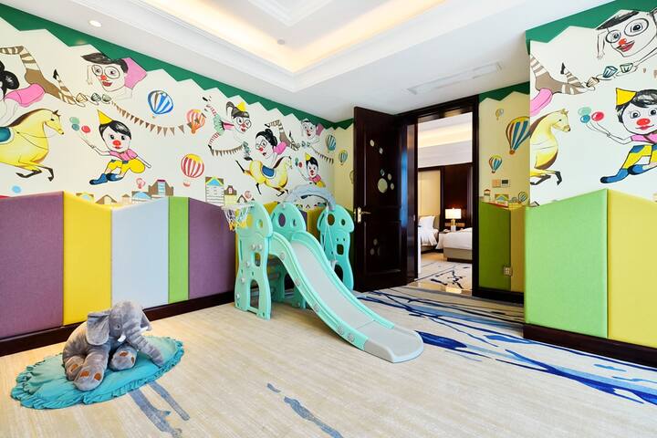 Guest room at the Wyndham Grand Plaza Royale Kaicheng Anji in Huzhou, Other than US/Canada