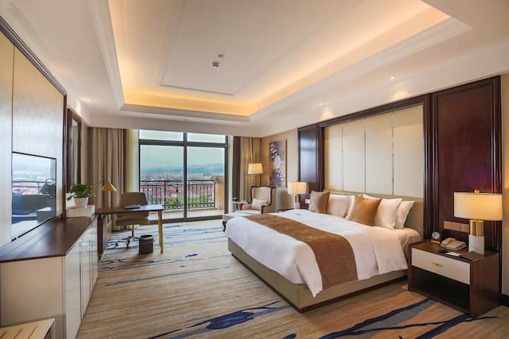 Guest room at the Wyndham Grand Plaza Royale Kaicheng Anji in Huzhou, Other than US/Canada