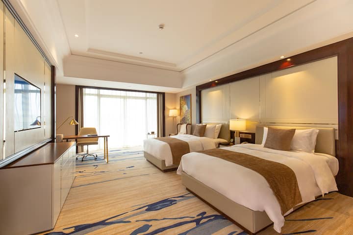 Guest room at the Wyndham Grand Plaza Royale Kaicheng Anji in Huzhou, Other than US/Canada