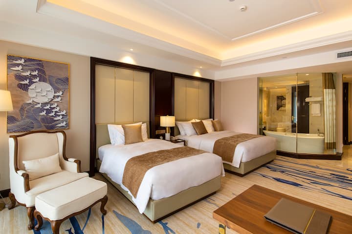 Guest room at the Wyndham Grand Plaza Royale Kaicheng Anji in Huzhou, Other than US/Canada
