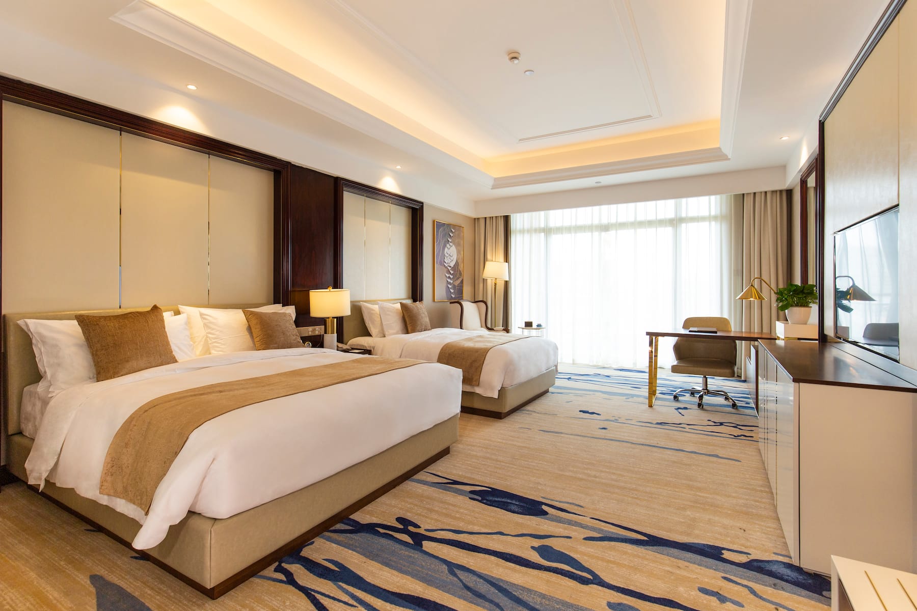 Guest room at the Wyndham Grand Plaza Royale Kaicheng Anji in Huzhou, Other than US/Canada