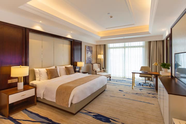 Guest room at the Wyndham Grand Plaza Royale Kaicheng Anji in Huzhou, Other than US/Canada