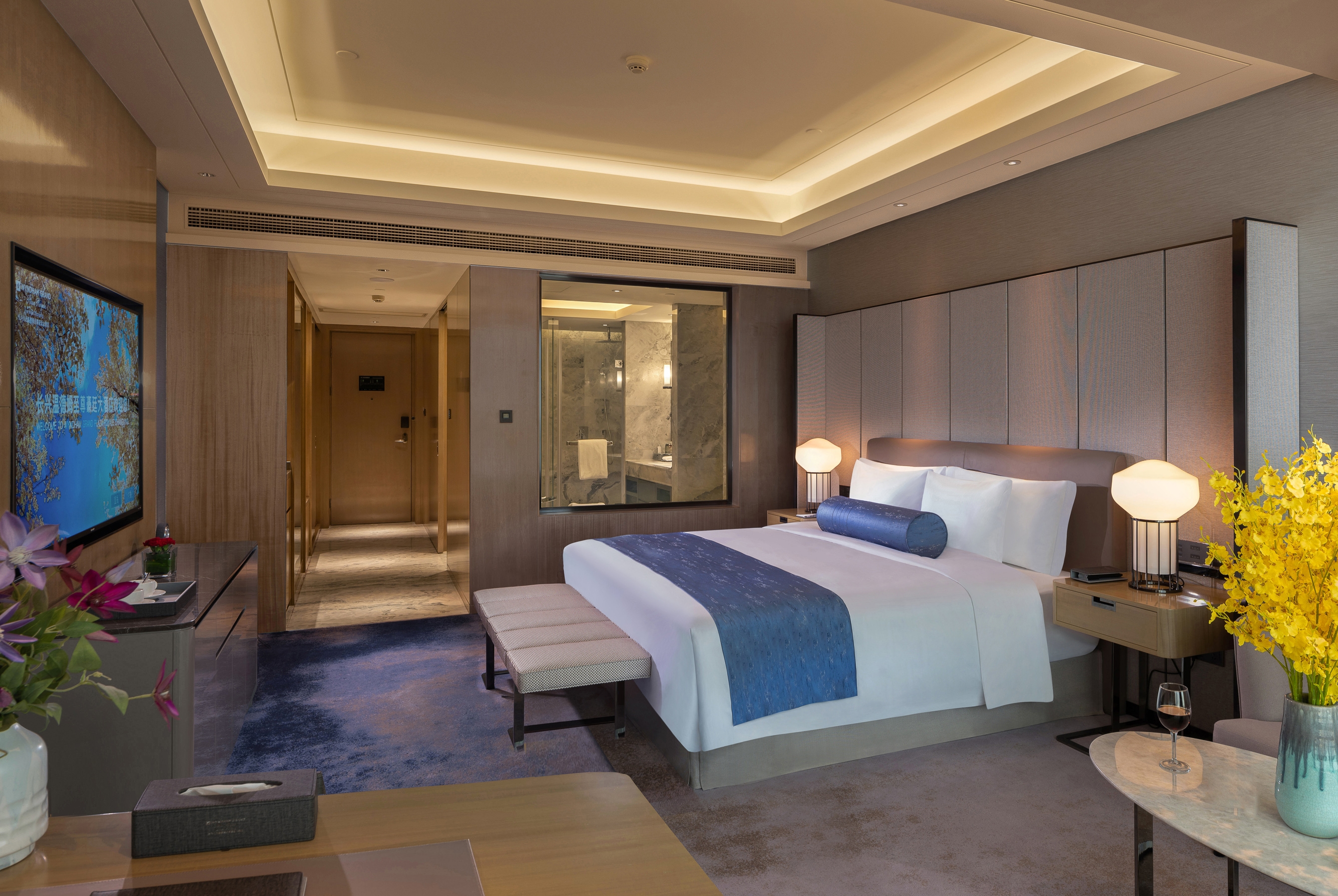 Guest room at the Wyndham Grand Plaza Royale Ever Bright Changxing in Huzhou, Other than US/Canada