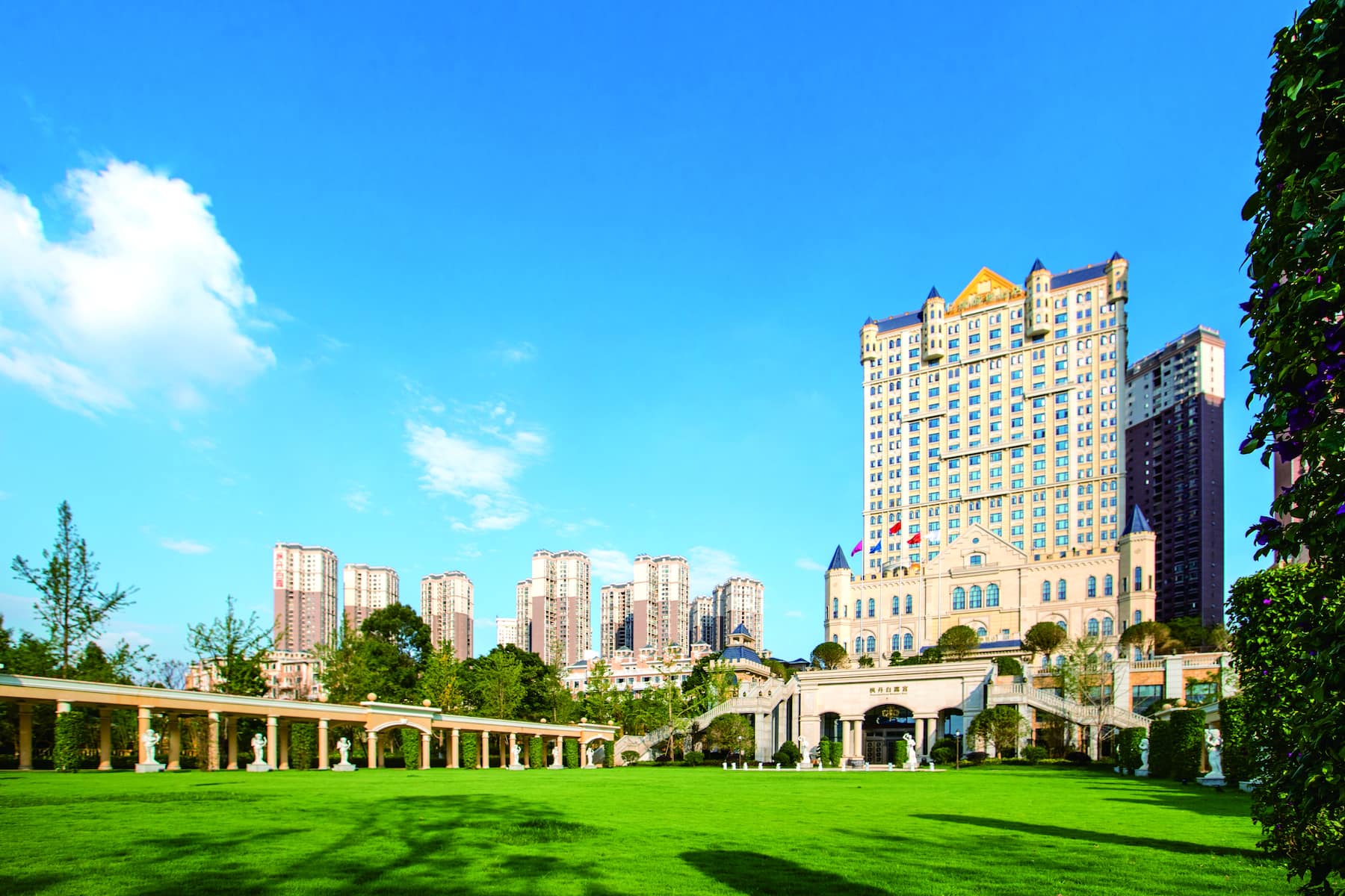Exterior Day Image of Wyndham Grand Kunming East hotel in Kunming, Other than US/Canada