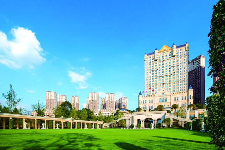 Exterior Day Image of Wyndham Grand Kunming East hotel in Kunming, Other than US/Canada