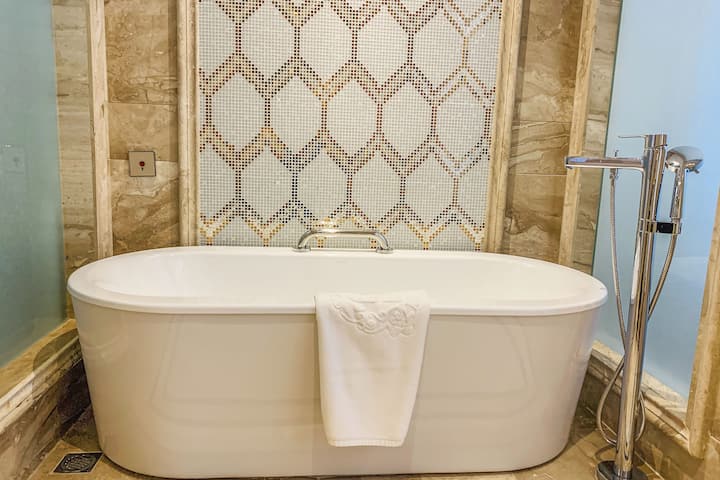 Guest room bath at the Wyndham Grand Kunming East in Kunming, Other than US/Canada
