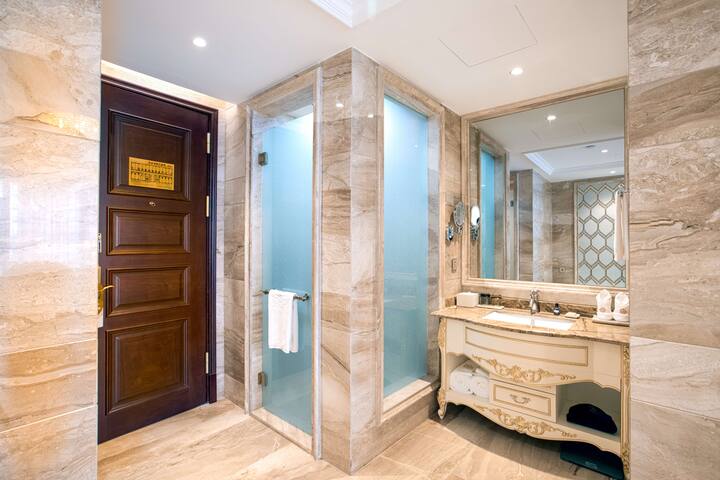 Guest room bath at the Wyndham Grand Kunming East in Kunming, Other than US/Canada