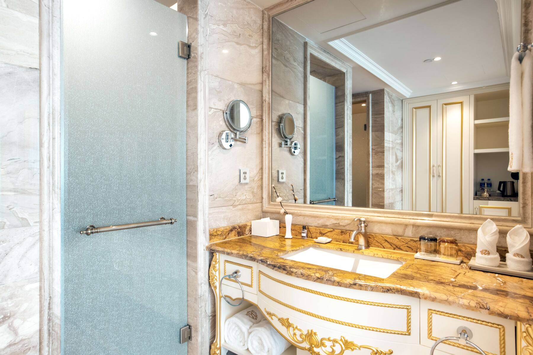 Guest room bath at the Wyndham Grand Kunming East in Kunming, Other than US/Canada