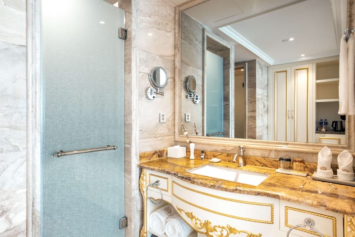 Guest room bath at the Wyndham Grand Kunming East in Kunming, Other than US/Canada
