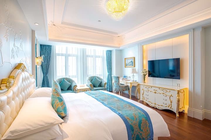 Guest room at the Wyndham Grand Kunming East in Kunming, Other than US/Canada