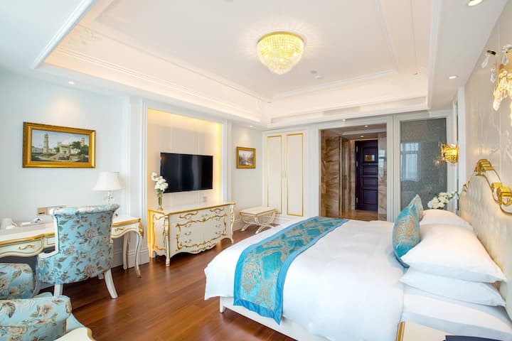 Guest room at the Wyndham Grand Kunming East in Kunming, Other than US/Canada