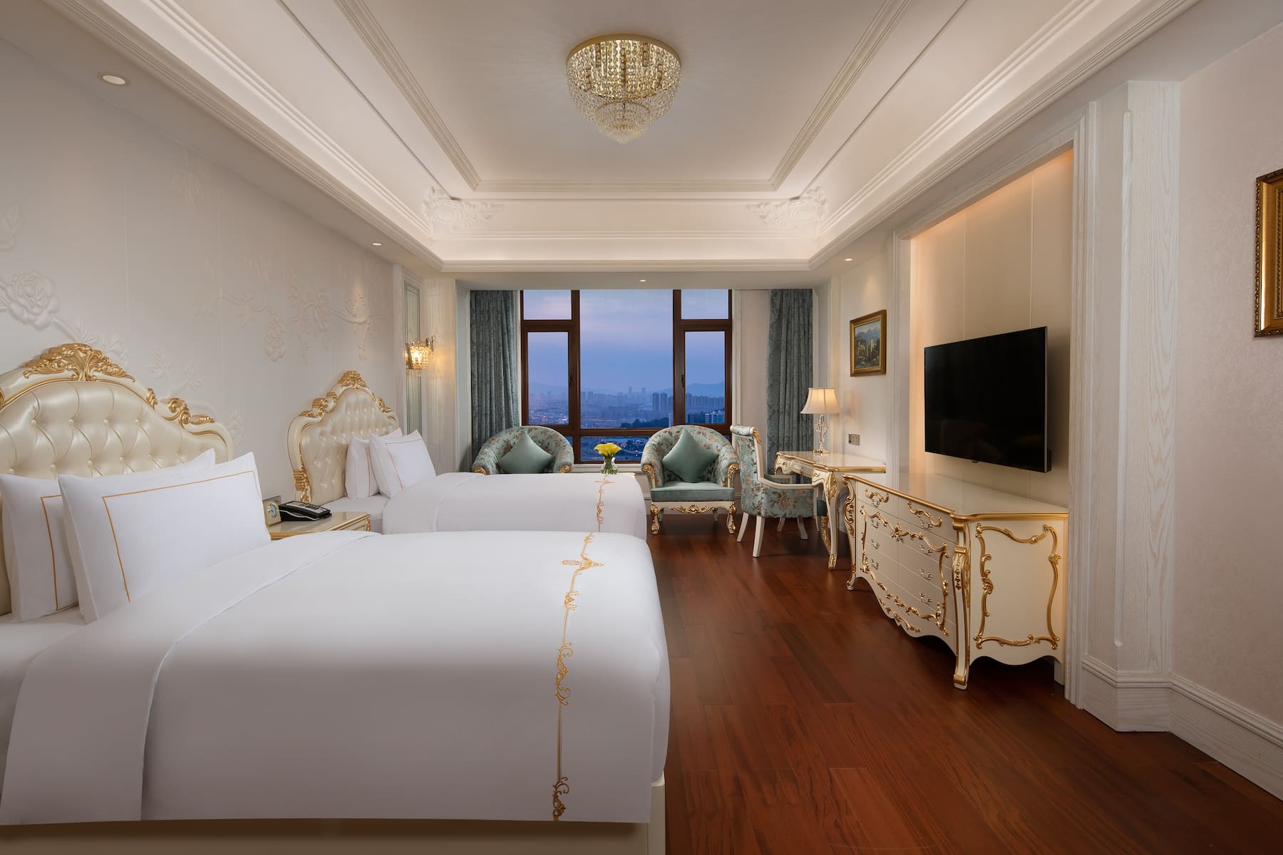 Double bed guest room at the Wyndham Grand Kunming East in Kunming, Other than US/Canada