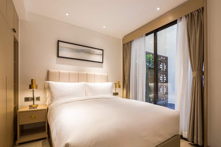Guest room at the Wyndham Grand Royal Hotel Jinlin Lijiang in Lijiang, Other than US/Canada