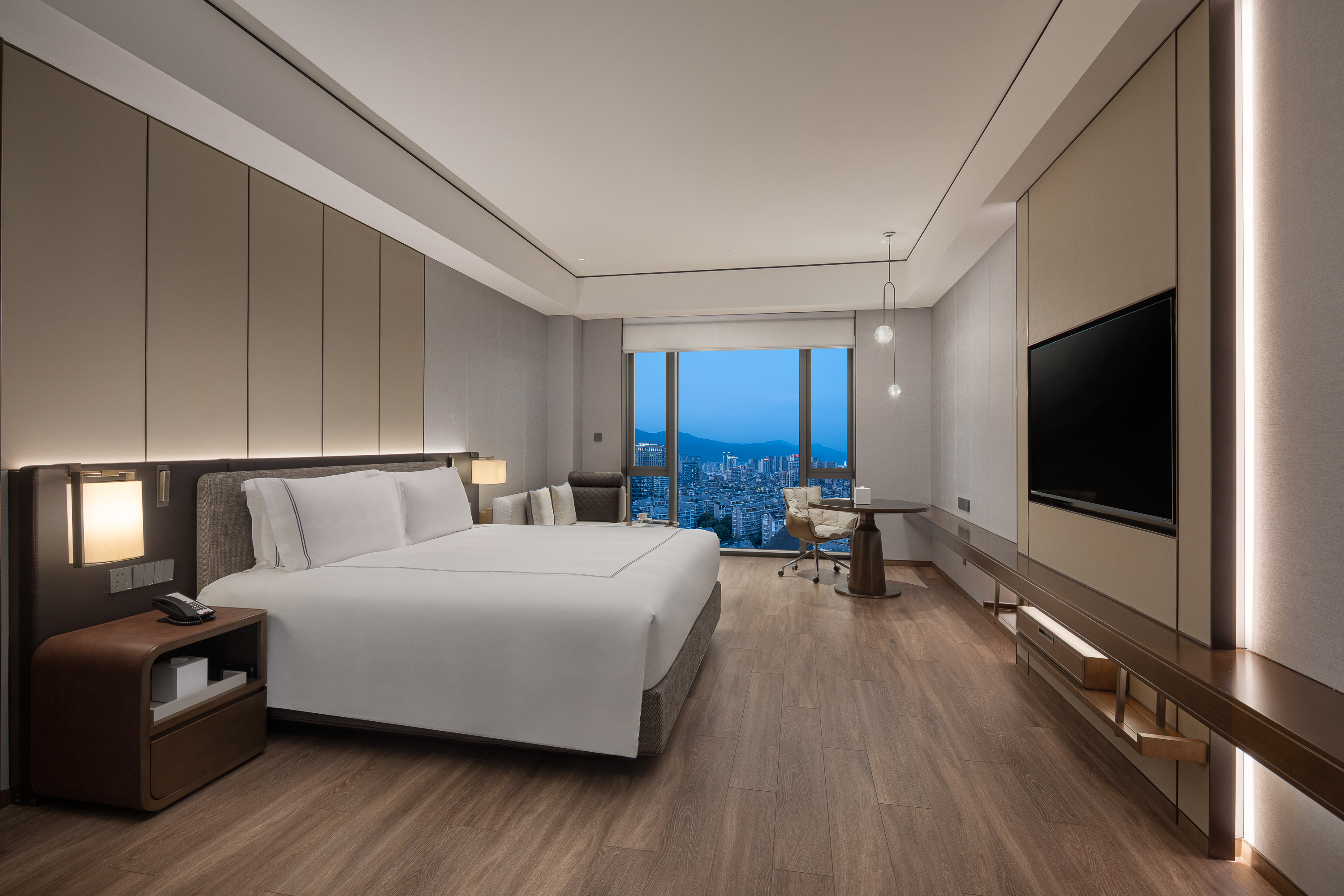 Guest room at the Wyndham Grand Lishui Downtown in Lishui city, Other than US/Canada