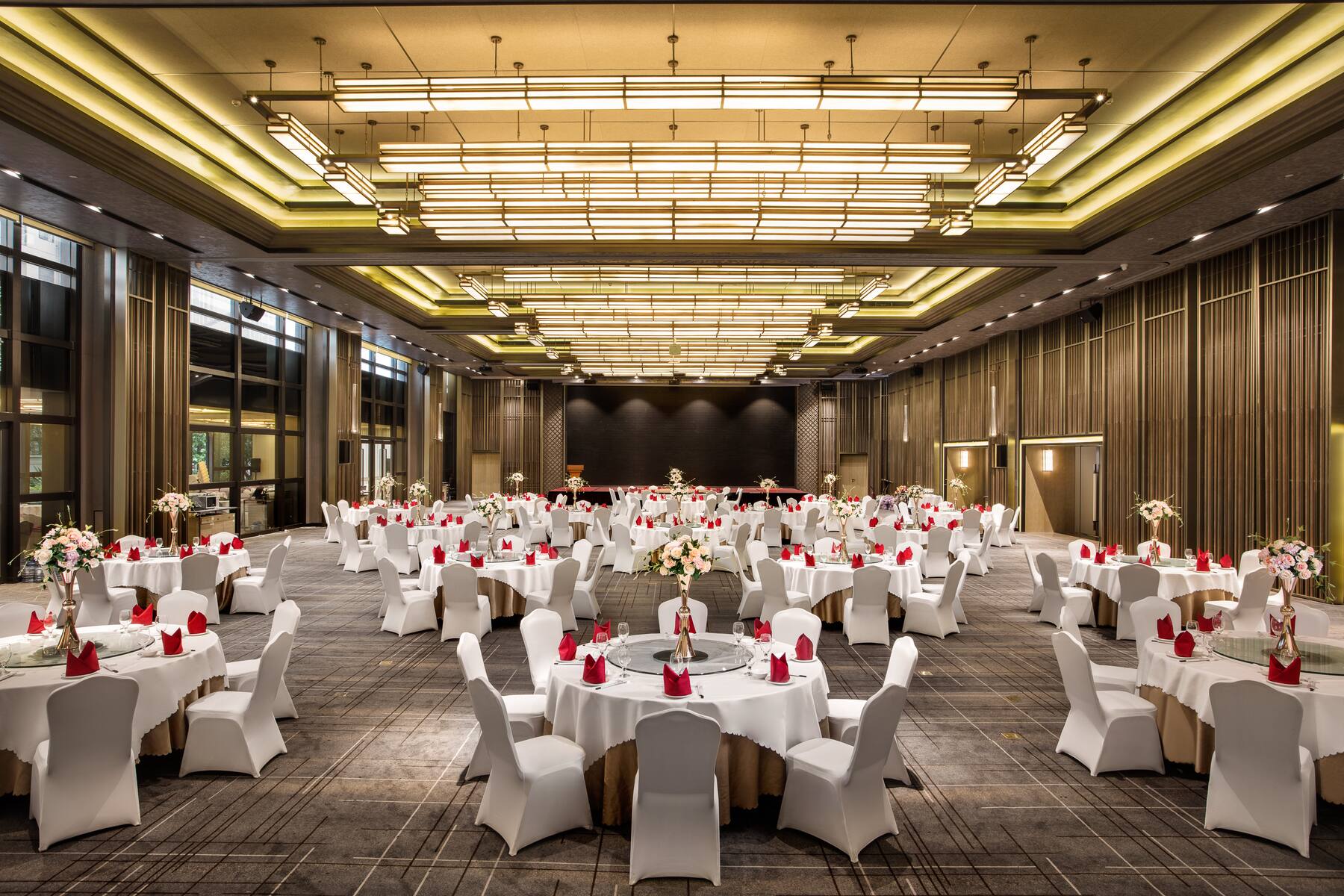 Meeting room banquet rounds at Wyndham Grand Maoming in Maoming, Other than US/Canada