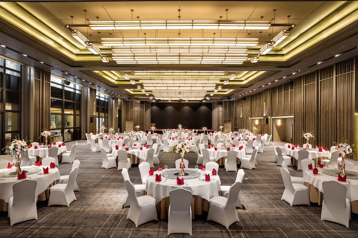 Meeting room banquet rounds at Wyndham Grand Maoming in Maoming, Other than US/Canada